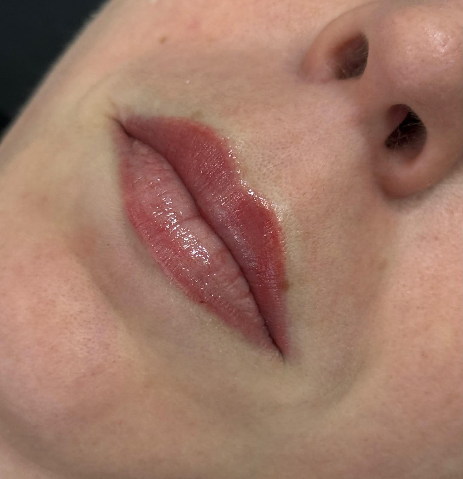 Labios inmediatamente después de la micropigmentación realizada en el salón